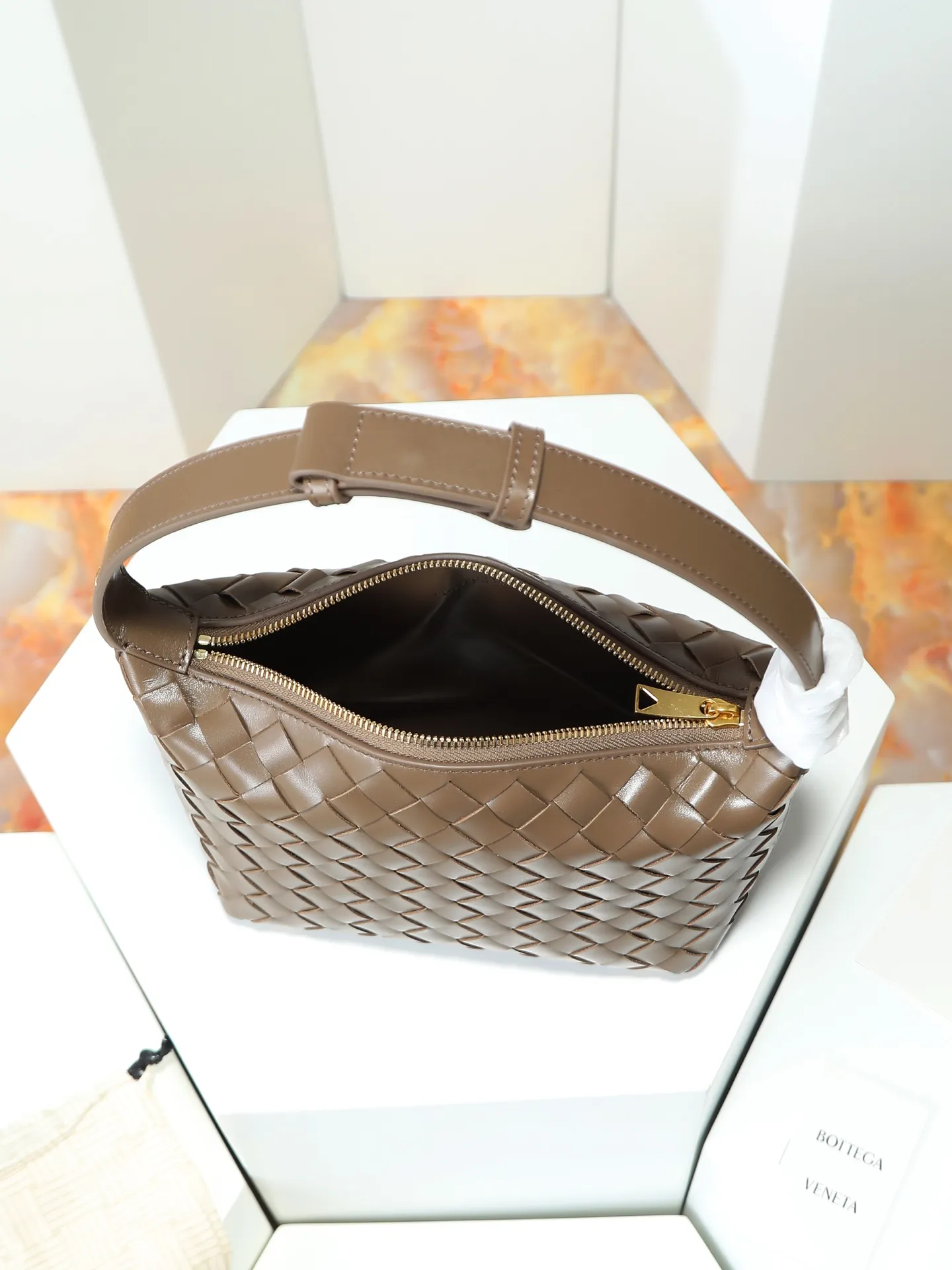 Batch 1620. A lunch bag that is predicted to be popular again this year. The entire bag is made of top-grade naa lambskin. It is very soft and lightweight. It also uses the intrecciato weaving process that the two founders spent several months developing from the beginning of the brand. It is completely hand-woven by Italian craftsmen. It perfectly reflects the craftsmanship of Bottega. The entire bag shape is also a very practical and popular lunch box bag shape. The slightly curved arc of the bag mouth can also better fit our wrists. Style number: 754443 Size: 22*13*9